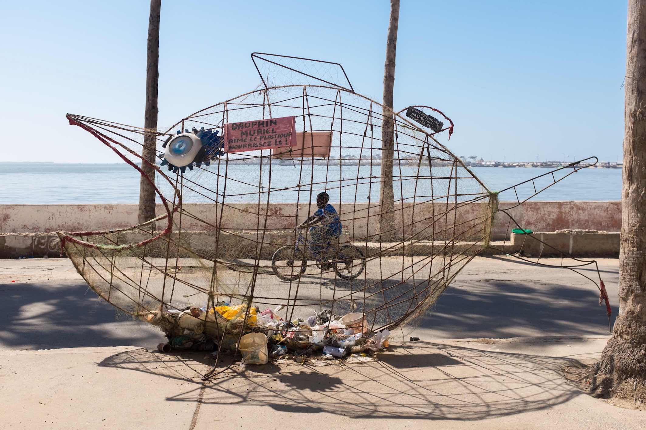 A Dakar, le sachet d'eau en plastique, on le boit et on le jette