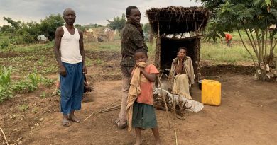 DANS L’OUEST DE L’OUGANDA, LES VIES BRISÉES DE MILLIERS DE DÉPLACÉS CLIMATIQUES